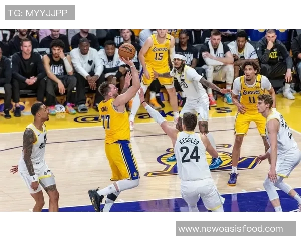 湖人队在与爵士队的激烈对决中成功逆转取得胜利的精彩瞬间分析